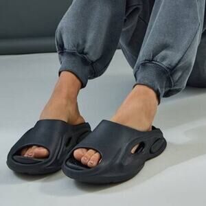 PrettyLittleThing Black Cut-Out Rubber Slides NWT Size US 6 Ribbed Sole